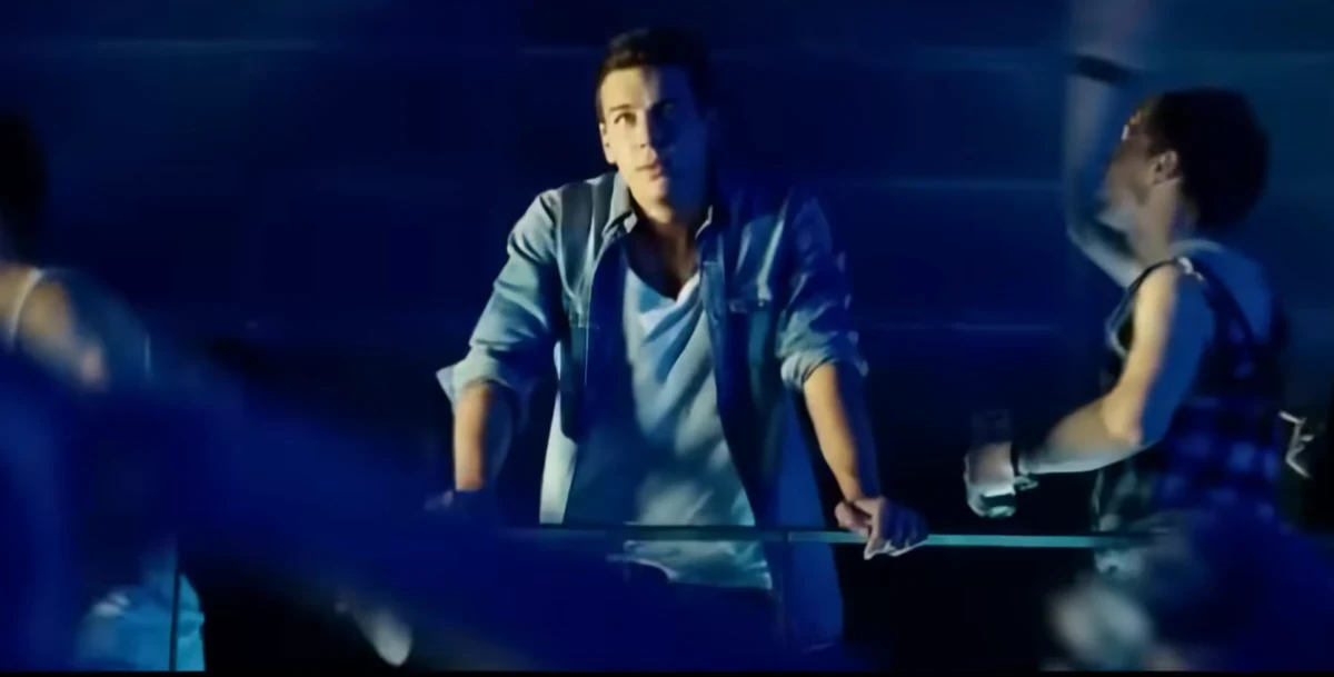 Still from the 2010 Spanish movie Tres metros sobre el cielo: Mario Casas as H leaning on a nightclub balcony railing, looking down at the dance floor